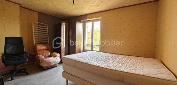 Dans un village calme à 10 min de Provins, venez découvrir cette belle maison pleine de charme de 192m² environ.
Vous serez séduit par son grand séjour avec la cuisine ouverte de 51m² environ, sa véranda pleine de lumière, les 4 chambres, dont une au rez-de-chaussée avec salle d’eau. Il y a possibilité de créer une pièce pour un bureau, chambre ou dressing. Vous avez aussi 2 mezzanines qui peuvent être aménagées en bureau, salle de jeu ou autres. Un grenier aménageable et une cave viennent compléter le bien.
Côté extérieur, vous avez un jardin de 2900m² environ, un puits pour l’arrosage du potager, une terrasse sans vis-à-vis, un beau verger avec plusieurs espèces d’arbre fruitier.
Et pour finir, la maison possède un ballon thermodynamique, panneau photovoltaïque, PAC air/air. 
Venez découvrir cette maison qui n’attend plus que vous.
