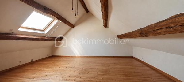 Dans un village calme à 10 min de Provins, venez découvrir cette belle maison pleine de charme de 192m² environ.
Vous serez séduit par son grand séjour avec la cuisine ouverte de 51m² environ, sa véranda pleine de lumière, les 4 chambres, dont une au rez-de-chaussée avec salle d’eau. Il y a possibilité de créer une pièce pour un bureau, chambre ou dressing. Vous avez aussi 2 mezzanines qui peuvent être aménagées en bureau, salle de jeu ou autres. Un grenier aménageable et une cave viennent compléter le bien.
Côté extérieur, vous avez un jardin de 2900m² environ, un puits pour l’arrosage du potager, une terrasse sans vis-à-vis, un beau verger avec plusieurs espèces d’arbre fruitier.
Et pour finir, la maison possède un ballon thermodynamique, panneau photovoltaïque, PAC air/air. 
Venez découvrir cette maison qui n’attend plus que vous.