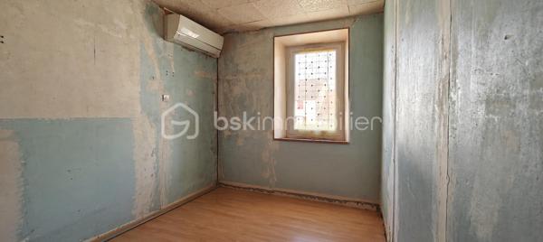 Dans un village calme à 10 min de Provins, venez découvrir cette belle maison pleine de charme de 192m² environ.
Vous serez séduit par son grand séjour avec la cuisine ouverte de 51m² environ, sa véranda pleine de lumière, les 4 chambres, dont une au rez-de-chaussée avec salle d’eau. Il y a possibilité de créer une pièce pour un bureau, chambre ou dressing. Vous avez aussi 2 mezzanines qui peuvent être aménagées en bureau, salle de jeu ou autres. Un grenier aménageable et une cave viennent compléter le bien.
Côté extérieur, vous avez un jardin de 2900m² environ, un puits pour l’arrosage du potager, une terrasse sans vis-à-vis, un beau verger avec plusieurs espèces d’arbre fruitier.
Et pour finir, la maison possède un ballon thermodynamique, panneau photovoltaïque, PAC air/air. 
Venez découvrir cette maison qui n’attend plus que vous.
