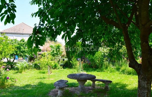 Dans un village calme à 10 min de Provins, venez découvrir cette belle maison pleine de charme de 192m² environ.
Vous serez séduit par son grand séjour avec la cuisine ouverte de 51m² environ, sa véranda pleine de lumière, les 4 chambres, dont une au rez-de-chaussée avec salle d’eau. Il y a possibilité de créer une pièce pour un bureau, chambre ou dressing. Vous avez aussi 2 mezzanines qui peuvent être aménagées en bureau, salle de jeu ou autres. Un grenier aménageable et une cave viennent compléter le bien.
Côté extérieur, vous avez un jardin de 2900m² environ, un puits pour l’arrosage du potager, une terrasse sans vis-à-vis, un beau verger avec plusieurs espèces d’arbre fruitier.
Et pour finir, la maison possède un ballon thermodynamique, panneau photovoltaïque, PAC air/air. 
Venez découvrir cette maison qui n’attend plus que vous.