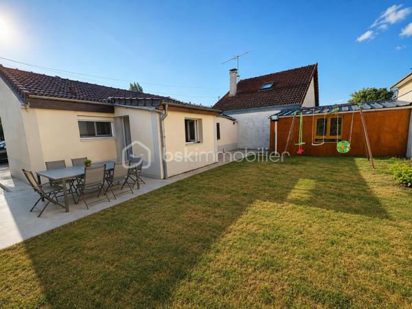 🏡 Votre première maison coup de cœur vous attend à Lagny-sur-Marne !

À la recherche d'un cocon où poser vos valises ? Cette charmante maison de plain-pied entièrement rénovée en 2021 est une opportunité idéale pour un premier achat ou pour un jeune couple souhaitant profiter d'un cadre de vie paisible.

Dès l'entrée, vous découvrirez un intérieur lumineux et fonctionnel comprenant une entrée, un agréable séjour, une cuisine aménagée et équipée, deux chambres, une salle de bains, un WC indépendant ainsi qu'une buanderie.
À l'extérieur, vous profiterez d'un jardin intimiste sans vis-à-vis, d'une terrasse parfaite pour vos repas en famille ou entre amis, ainsi que d'un grand abri de jardin, le tout sur une parcelle d'environ 196 m².

Les atouts qui font la différence :
✨ Maison de plain-pied
✨ Rénovation complète en 2021
✨ Isolation thermique par l'extérieur (ITE)
✨ Chaudière gaz à condensation et VMC récente
✨ Secteur calme et pavillonnaire
✨ À proximité des écoles, commerces et commodités

Une maison chaleureuse, facile à vivre et idéale pour démarrer un nouveau projet de vie.
📞 Une visite s'impose ! Contactez-moi sans attendre pour découvrir ce véritable coup de cœur.