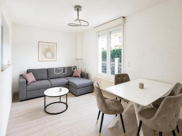 🏡 Votre première maison coup de cœur vous attend à Lagny-sur-Marne !

À la recherche d'un cocon où poser vos valises ? Cette charmante maison de plain-pied entièrement rénovée en 2021 est une opportunité idéale pour un premier achat ou pour un jeune couple souhaitant profiter d'un cadre de vie paisible.

Dès l'entrée, vous découvrirez un intérieur lumineux et fonctionnel comprenant une entrée, un agréable séjour, une cuisine aménagée et équipée, deux chambres, une salle de bains, un WC indépendant ainsi qu'une buanderie.
À l'extérieur, vous profiterez d'un jardin intimiste sans vis-à-vis, d'une terrasse parfaite pour vos repas en famille ou entre amis, ainsi que d'un grand abri de jardin, le tout sur une parcelle d'environ 196 m².

Les atouts qui font la différence :
✨ Maison de plain-pied
✨ Rénovation complète en 2021
✨ Isolation thermique par l'extérieur (ITE)
✨ Chaudière gaz à condensation et VMC récente
✨ Secteur calme et pavillonnaire
✨ À proximité des écoles, commerces et commodités

Une maison chaleureuse, facile à vivre et idéale pour démarrer un nouveau projet de vie.
📞 Une visite s'impose ! Contactez-moi sans attendre pour découvrir ce véritable coup de cœur.