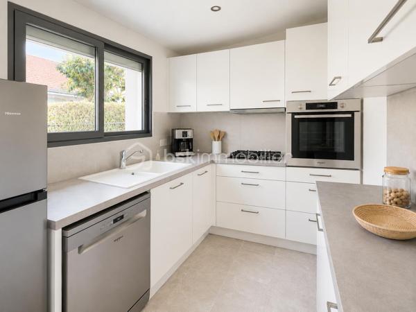 🏡 Votre première maison coup de cœur vous attend à Lagny-sur-Marne !

À la recherche d'un cocon où poser vos valises ? Cette charmante maison de plain-pied entièrement rénovée en 2021 est une opportunité idéale pour un premier achat ou pour un jeune couple souhaitant profiter d'un cadre de vie paisible.

Dès l'entrée, vous découvrirez un intérieur lumineux et fonctionnel comprenant une entrée, un agréable séjour, une cuisine aménagée et équipée, deux chambres, une salle de bains, un WC indépendant ainsi qu'une buanderie.
À l'extérieur, vous profiterez d'un jardin intimiste sans vis-à-vis, d'une terrasse parfaite pour vos repas en famille ou entre amis, ainsi que d'un grand abri de jardin, le tout sur une parcelle d'environ 196 m².

Les atouts qui font la différence :
✨ Maison de plain-pied
✨ Rénovation complète en 2021
✨ Isolation thermique par l'extérieur (ITE)
✨ Chaudière gaz à condensation et VMC récente
✨ Secteur calme et pavillonnaire
✨ À proximité des écoles, commerces et commodités

Une maison chaleureuse, facile à vivre et idéale pour démarrer un nouveau projet de vie.
📞 Une visite s'impose ! Contactez-moi sans attendre pour découvrir ce véritable coup de cœur.