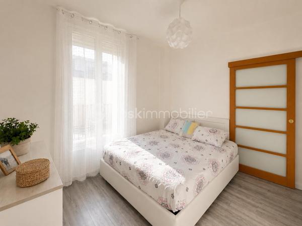 🏡 Votre première maison coup de cœur vous attend à Lagny-sur-Marne !

À la recherche d'un cocon où poser vos valises ? Cette charmante maison de plain-pied entièrement rénovée en 2021 est une opportunité idéale pour un premier achat ou pour un jeune couple souhaitant profiter d'un cadre de vie paisible.

Dès l'entrée, vous découvrirez un intérieur lumineux et fonctionnel comprenant une entrée, un agréable séjour, une cuisine aménagée et équipée, deux chambres, une salle de bains, un WC indépendant ainsi qu'une buanderie.
À l'extérieur, vous profiterez d'un jardin intimiste sans vis-à-vis, d'une terrasse parfaite pour vos repas en famille ou entre amis, ainsi que d'un grand abri de jardin, le tout sur une parcelle d'environ 196 m².

Les atouts qui font la différence :
✨ Maison de plain-pied
✨ Rénovation complète en 2021
✨ Isolation thermique par l'extérieur (ITE)
✨ Chaudière gaz à condensation et VMC récente
✨ Secteur calme et pavillonnaire
✨ À proximité des écoles, commerces et commodités

Une maison chaleureuse, facile à vivre et idéale pour démarrer un nouveau projet de vie.
📞 Une visite s'impose ! Contactez-moi sans attendre pour découvrir ce véritable coup de cœur.