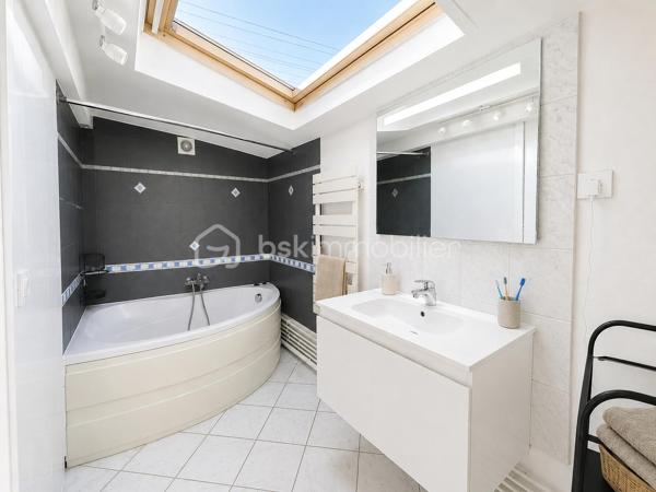 🏡 Votre première maison coup de cœur vous attend à Lagny-sur-Marne !

À la recherche d'un cocon où poser vos valises ? Cette charmante maison de plain-pied entièrement rénovée en 2021 est une opportunité idéale pour un premier achat ou pour un jeune couple souhaitant profiter d'un cadre de vie paisible.

Dès l'entrée, vous découvrirez un intérieur lumineux et fonctionnel comprenant une entrée, un agréable séjour, une cuisine aménagée et équipée, deux chambres, une salle de bains, un WC indépendant ainsi qu'une buanderie.
À l'extérieur, vous profiterez d'un jardin intimiste sans vis-à-vis, d'une terrasse parfaite pour vos repas en famille ou entre amis, ainsi que d'un grand abri de jardin, le tout sur une parcelle d'environ 196 m².

Les atouts qui font la différence :
✨ Maison de plain-pied
✨ Rénovation complète en 2021
✨ Isolation thermique par l'extérieur (ITE)
✨ Chaudière gaz à condensation et VMC récente
✨ Secteur calme et pavillonnaire
✨ À proximité des écoles, commerces et commodités

Une maison chaleureuse, facile à vivre et idéale pour démarrer un nouveau projet de vie.
📞 Une visite s'impose ! Contactez-moi sans attendre pour découvrir ce véritable coup de cœur.
