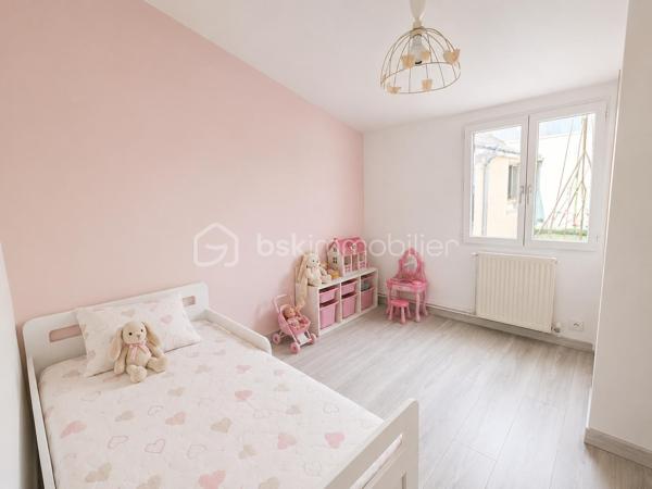 🏡 Votre première maison coup de cœur vous attend à Lagny-sur-Marne !

À la recherche d'un cocon où poser vos valises ? Cette charmante maison de plain-pied entièrement rénovée en 2021 est une opportunité idéale pour un premier achat ou pour un jeune couple souhaitant profiter d'un cadre de vie paisible.

Dès l'entrée, vous découvrirez un intérieur lumineux et fonctionnel comprenant une entrée, un agréable séjour, une cuisine aménagée et équipée, deux chambres, une salle de bains, un WC indépendant ainsi qu'une buanderie.
À l'extérieur, vous profiterez d'un jardin intimiste sans vis-à-vis, d'une terrasse parfaite pour vos repas en famille ou entre amis, ainsi que d'un grand abri de jardin, le tout sur une parcelle d'environ 196 m².

Les atouts qui font la différence :
✨ Maison de plain-pied
✨ Rénovation complète en 2021
✨ Isolation thermique par l'extérieur (ITE)
✨ Chaudière gaz à condensation et VMC récente
✨ Secteur calme et pavillonnaire
✨ À proximité des écoles, commerces et commodités

Une maison chaleureuse, facile à vivre et idéale pour démarrer un nouveau projet de vie.
📞 Une visite s'impose ! Contactez-moi sans attendre pour découvrir ce véritable coup de cœur.