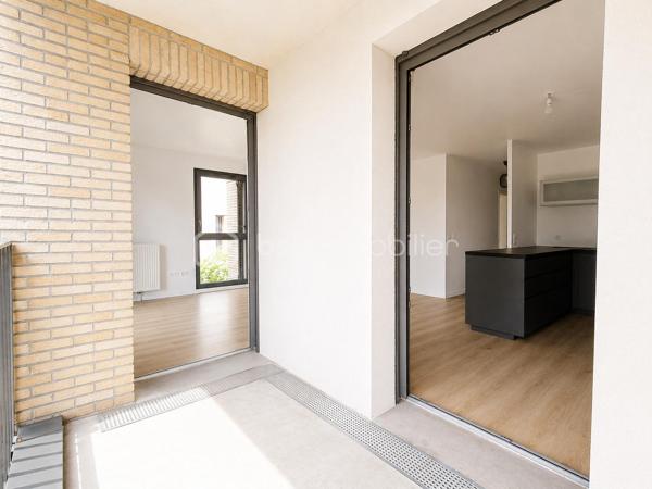 Dans une résidence récente et sécurisée de 2021 avec ascenseur et digicode, venez découvrir ce bel appartement F3 offrant confort, luminosité et prestations modernes.

Il se compose d’une agréable pièce de vie avec cuisine ouverte équipée donnant accès à un balcon, de deux chambres confortables, d’une salle de bains et de rangements fonctionnels.

Vous apprécierez son agencement optimisé, ses prestations actuelles et la qualité d’une construction récente.

Une cave ainsi que deux places de stationnement côte à côte en sous-sol sécurisé viennent compléter ce bien, un véritable avantage au quotidien.

Emplacement recherché à Guyancourt, proche des écoles, commerces et espaces verts. Les transports permettent de rejoindre rapidement la gare de Saint-Quentin-en-Yvelines (RER C, lignes N et U) ainsi que les principaux axes.

Un appartement lumineux, moderne et prêt à vivre, idéal pour profiter d’un cadre de vie confortable dans un secteur apprécié.

Un bien complet à découvrir sans tarder.