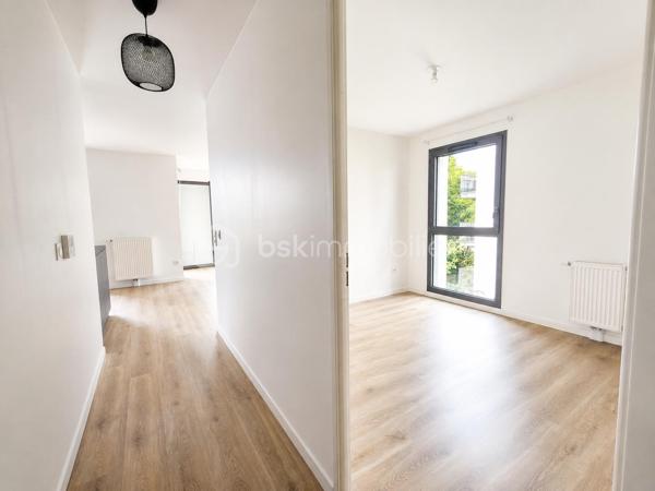 Dans une résidence récente et sécurisée de 2021 avec ascenseur et digicode, venez découvrir ce bel appartement F3 offrant confort, luminosité et prestations modernes.

Il se compose d’une agréable pièce de vie avec cuisine ouverte équipée donnant accès à un balcon, de deux chambres confortables, d’une salle de bains et de rangements fonctionnels.

Vous apprécierez son agencement optimisé, ses prestations actuelles et la qualité d’une construction récente.

Une cave ainsi que deux places de stationnement côte à côte en sous-sol sécurisé viennent compléter ce bien, un véritable avantage au quotidien.

Emplacement recherché à Guyancourt, proche des écoles, commerces et espaces verts. Les transports permettent de rejoindre rapidement la gare de Saint-Quentin-en-Yvelines (RER C, lignes N et U) ainsi que les principaux axes.

Un appartement lumineux, moderne et prêt à vivre, idéal pour profiter d’un cadre de vie confortable dans un secteur apprécié.

Un bien complet à découvrir sans tarder.