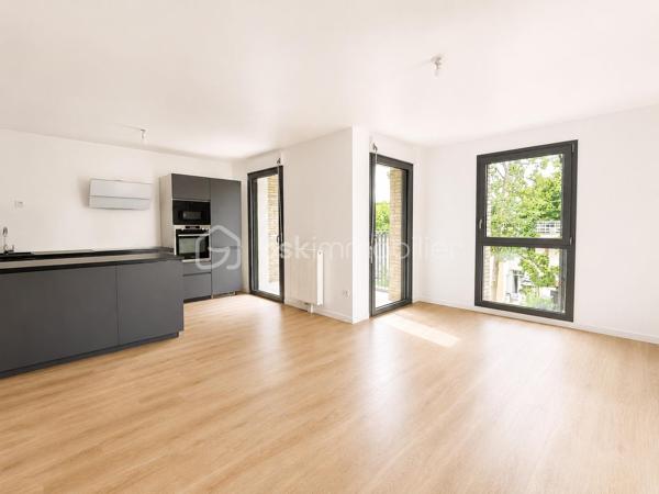 Dans une résidence récente et sécurisée de 2021 avec ascenseur et digicode, venez découvrir ce bel appartement F3 offrant confort, luminosité et prestations modernes.

Il se compose d’une agréable pièce de vie avec cuisine ouverte équipée donnant accès à un balcon, de deux chambres confortables, d’une salle de bains et de rangements fonctionnels.

Vous apprécierez son agencement optimisé, ses prestations actuelles et la qualité d’une construction récente.

Une cave ainsi que deux places de stationnement côte à côte en sous-sol sécurisé viennent compléter ce bien, un véritable avantage au quotidien.

Emplacement recherché à Guyancourt, proche des écoles, commerces et espaces verts. Les transports permettent de rejoindre rapidement la gare de Saint-Quentin-en-Yvelines (RER C, lignes N et U) ainsi que les principaux axes.

Un appartement lumineux, moderne et prêt à vivre, idéal pour profiter d’un cadre de vie confortable dans un secteur apprécié.

Un bien complet à découvrir sans tarder.
