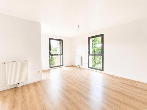 Dans une résidence récente et sécurisée de 2021 avec ascenseur et digicode, venez découvrir ce bel appartement F3 offrant confort, luminosité et prestations modernes.

Il se compose d’une agréable pièce de vie avec cuisine ouverte équipée donnant accès à un balcon, de deux chambres confortables, d’une salle de bains et de rangements fonctionnels.

Vous apprécierez son agencement optimisé, ses prestations actuelles et la qualité d’une construction récente.

Une cave ainsi que deux places de stationnement côte à côte en sous-sol sécurisé viennent compléter ce bien, un véritable avantage au quotidien.

Emplacement recherché à Guyancourt, proche des écoles, commerces et espaces verts. Les transports permettent de rejoindre rapidement la gare de Saint-Quentin-en-Yvelines (RER C, lignes N et U) ainsi que les principaux axes.

Un appartement lumineux, moderne et prêt à vivre, idéal pour profiter d’un cadre de vie confortable dans un secteur apprécié.

Un bien complet à découvrir sans tarder.