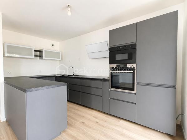 Dans une résidence récente et sécurisée de 2021 avec ascenseur et digicode, venez découvrir ce bel appartement F3 offrant confort, luminosité et prestations modernes.

Il se compose d’une agréable pièce de vie avec cuisine ouverte équipée donnant accès à un balcon, de deux chambres confortables, d’une salle de bains et de rangements fonctionnels.

Vous apprécierez son agencement optimisé, ses prestations actuelles et la qualité d’une construction récente.

Une cave ainsi que deux places de stationnement côte à côte en sous-sol sécurisé viennent compléter ce bien, un véritable avantage au quotidien.

Emplacement recherché à Guyancourt, proche des écoles, commerces et espaces verts. Les transports permettent de rejoindre rapidement la gare de Saint-Quentin-en-Yvelines (RER C, lignes N et U) ainsi que les principaux axes.

Un appartement lumineux, moderne et prêt à vivre, idéal pour profiter d’un cadre de vie confortable dans un secteur apprécié.

Un bien complet à découvrir sans tarder.