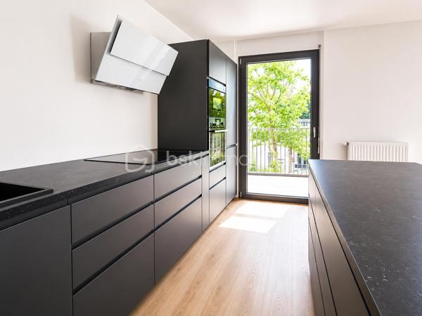 Dans une résidence récente et sécurisée de 2021 avec ascenseur et digicode, venez découvrir ce bel appartement F3 offrant confort, luminosité et prestations modernes.

Il se compose d’une agréable pièce de vie avec cuisine ouverte équipée donnant accès à un balcon, de deux chambres confortables, d’une salle de bains et de rangements fonctionnels.

Vous apprécierez son agencement optimisé, ses prestations actuelles et la qualité d’une construction récente.

Une cave ainsi que deux places de stationnement côte à côte en sous-sol sécurisé viennent compléter ce bien, un véritable avantage au quotidien.

Emplacement recherché à Guyancourt, proche des écoles, commerces et espaces verts. Les transports permettent de rejoindre rapidement la gare de Saint-Quentin-en-Yvelines (RER C, lignes N et U) ainsi que les principaux axes.

Un appartement lumineux, moderne et prêt à vivre, idéal pour profiter d’un cadre de vie confortable dans un secteur apprécié.

Un bien complet à découvrir sans tarder.