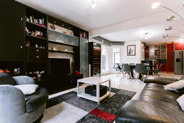 RARE!! Appartement en rez-de-jardin + garages