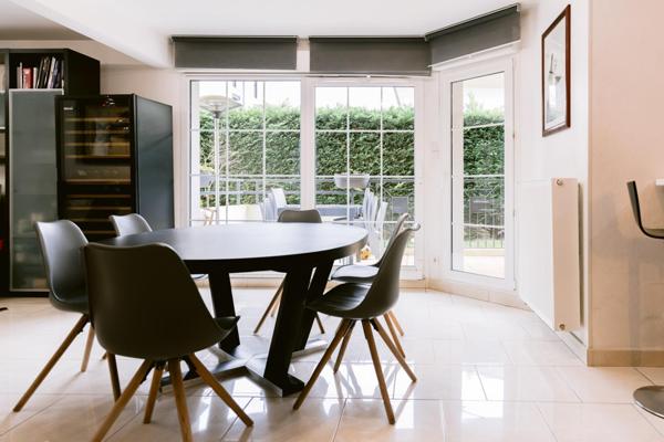 RARE!! Appartement en rez-de-jardin + garages