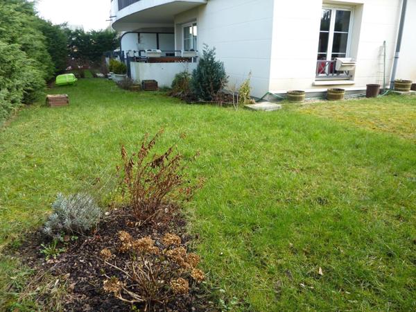 RARE!! Appartement en rez-de-jardin + garages