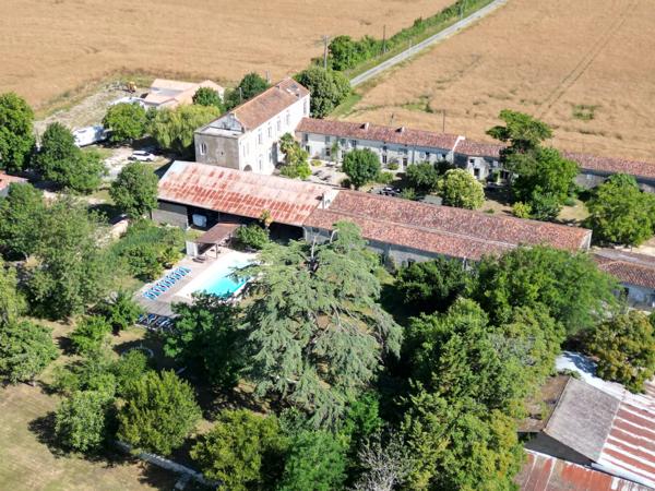 Superbe manoir, chapelle et 7 gîtes en bordure d'un village animé