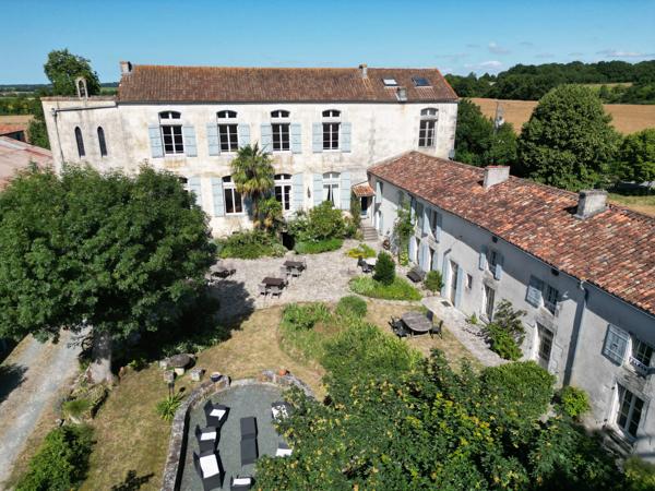 Superbe manoir, chapelle et 7 gîtes en bordure d'un village animé