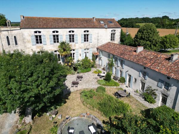Superbe manoir, chapelle et 7 gîtes en bordure d'un village animé