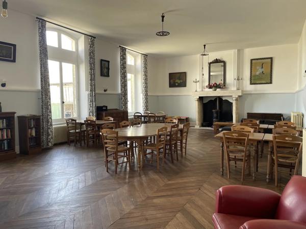 Superbe manoir, chapelle et 7 gîtes en bordure d'un village animé