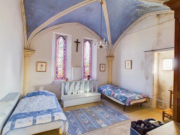 Superbe manoir, chapelle et 7 gîtes en bordure d'un village animé