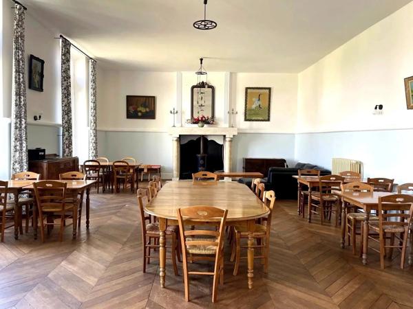 Superbe manoir, chapelle et 7 gîtes en bordure d'un village animé