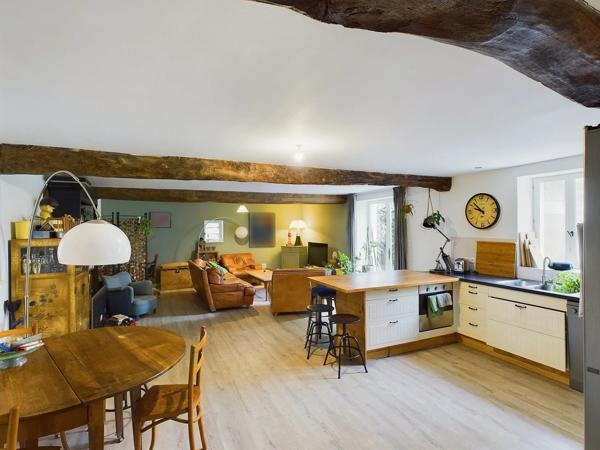 Superbe manoir, chapelle et 7 gîtes en bordure d'un village animé