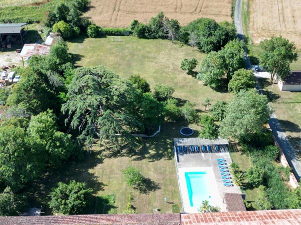 Superbe manoir, chapelle et 7 gîtes en bordure d'un village animé