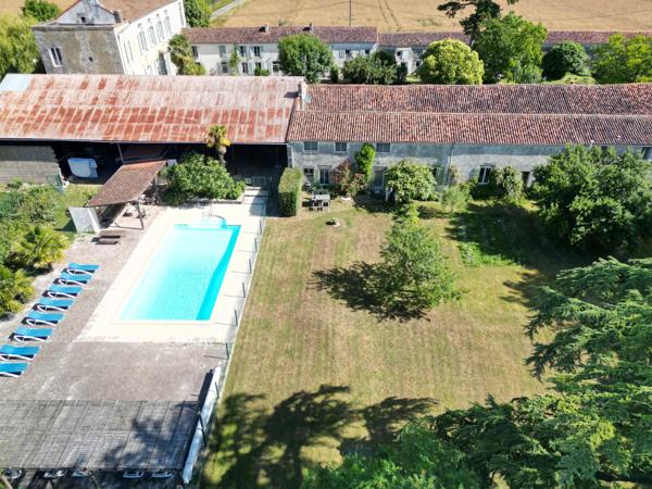 Superbe manoir, chapelle et 7 gîtes en bordure d'un village animé