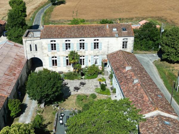 Superbe manoir, chapelle et 7 gîtes en bordure d'un village animé