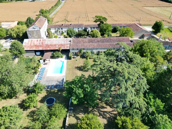 Superbe manoir, chapelle et 7 gîtes en bordure d'un village animé