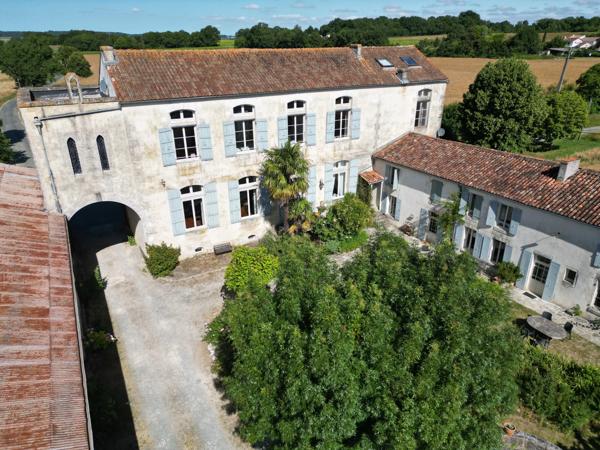 Superbe manoir, chapelle et 7 gîtes en bordure d'un village animé
