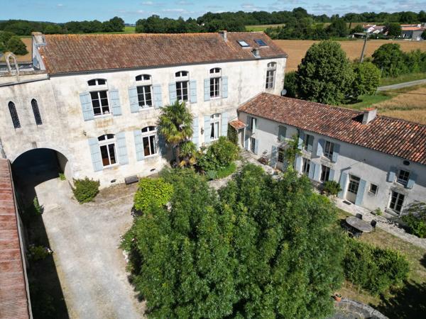 Superbe manoir, chapelle et 7 gîtes en bordure d'un village animé