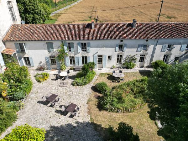Superbe manoir, chapelle et 7 gîtes en bordure d'un village animé