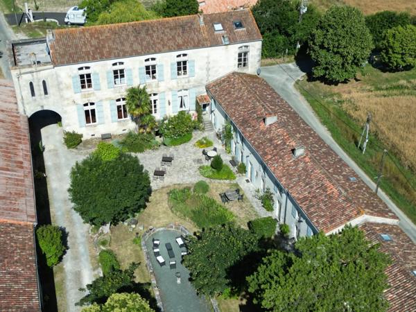 Superbe manoir, chapelle et 7 gîtes en bordure d'un village animé