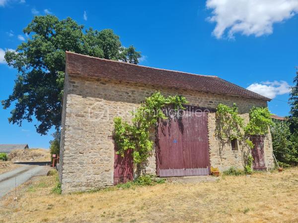 Beau potentiel pour cet ensemble immobilier à rénover, sur plus de 3 hectares de terrain, situé dans un hameau paisible et à 5mn des commerces !
Cet ensemble comprend, une charmante petite maison à rénover entièrement , soit en l'état 28m²+15m² de grenier, dépendances attenantes possibilité 95m²habitables , en face une très jolie grange de 79m² en bon état avec hangar attenant sur son terrain de 700m² environ. 
Les plus +++ Puit , verger , jolie vue dégagée , ruisseau en bas du terrain , tranquillité et proches des commodités !
Idéal pour propriétaires de chevaux / animaux .