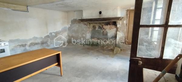 Beau potentiel pour cet ensemble immobilier à rénover, sur plus de 3 hectares de terrain, situé dans un hameau paisible et à 5mn des commerces !
Cet ensemble comprend, une charmante petite maison à rénover entièrement , soit en l'état 28m²+15m² de grenier, dépendances attenantes possibilité 95m²habitables , en face une très jolie grange de 79m² en bon état avec hangar attenant sur son terrain de 700m² environ. 
Les plus +++ Puit , verger , jolie vue dégagée , ruisseau en bas du terrain , tranquillité et proches des commodités !
Idéal pour propriétaires de chevaux / animaux .