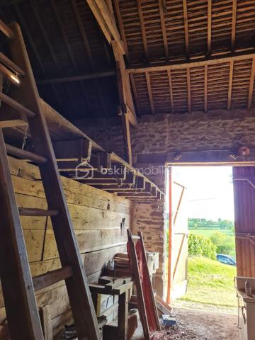 Beau potentiel pour cet ensemble immobilier à rénover, sur plus de 3 hectares de terrain, situé dans un hameau paisible et à 5mn des commerces !
Cet ensemble comprend, une charmante petite maison à rénover entièrement , soit en l'état 28m²+15m² de grenier, dépendances attenantes possibilité 95m²habitables , en face une très jolie grange de 79m² en bon état avec hangar attenant sur son terrain de 700m² environ. 
Les plus +++ Puit , verger , jolie vue dégagée , ruisseau en bas du terrain , tranquillité et proches des commodités !
Idéal pour propriétaires de chevaux / animaux .