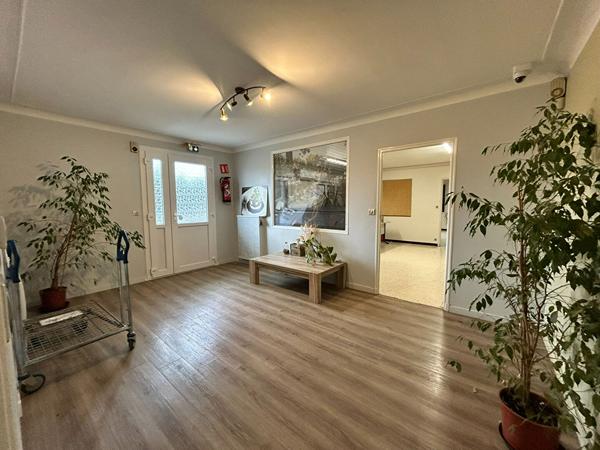 A louer 99 m2 de bureaux de 4 pièces avec accès handicapé.