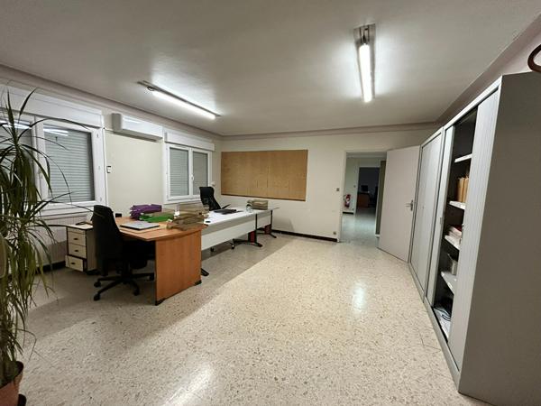 A louer 99 m2 de bureaux de 4 pièces avec accès handicapé.