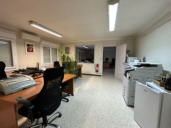 A louer 99 m2 de bureaux de 4 pièces avec accès handicapé.