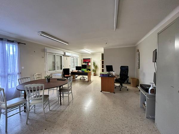 A louer 99 m2 de bureaux de 4 pièces avec accès handicapé.
