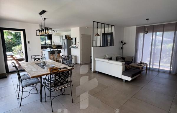 Belle maison contemporaine d'environ 134 m2