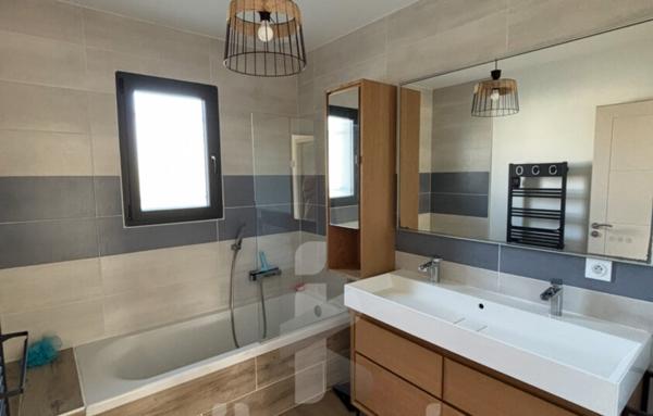 Belle maison contemporaine d'environ 134 m2