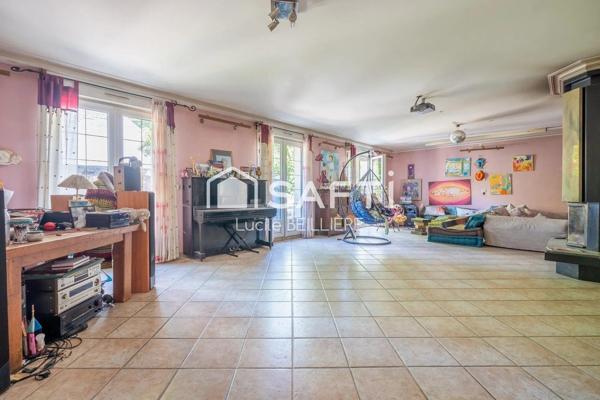 A GAGNY 93220 Maison de  202 m², 8 pièces, 5 chambres,  une cuisine fermée construite sur un terrain de 594m2