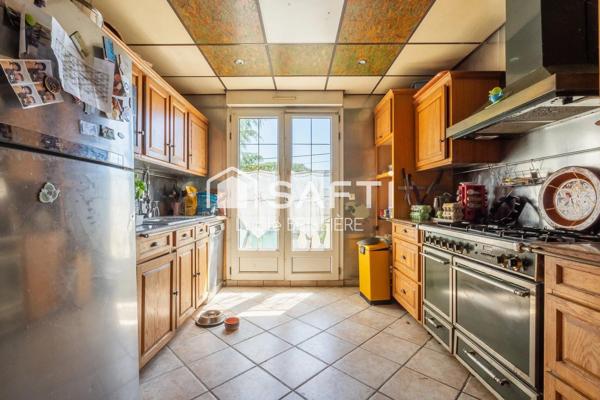 A GAGNY 93220 Maison de  202 m², 8 pièces, 5 chambres,  une cuisine fermée construite sur un terrain de 594m2