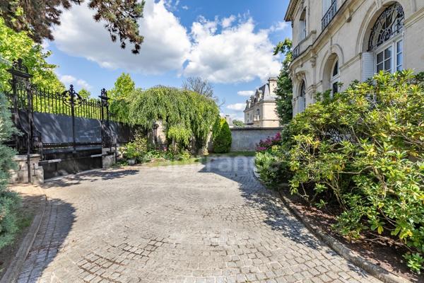 MAISON BOURGEOISE A VENDRE 11 PIECES (SOiSSONS) – 406 m² – 6 CHAMBRES – 5 SALLES D’EAU / SALLE DE BAINS – SALLE DE RECEPTION- SOUS- SOL – GARAGE - PISCINE – JARDIN DE 1 430 m²