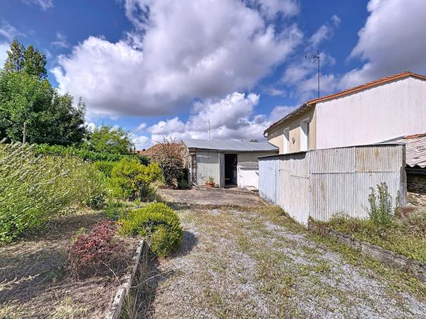 Maison à rénover à vendre à Drain - 2 chambres, dépendances et jardin