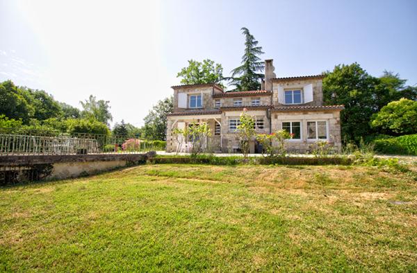 FOULAYRONNES - Ensemble immobilier de caractère de 315m² avec dépendance, garages et vue dans un environnement calme