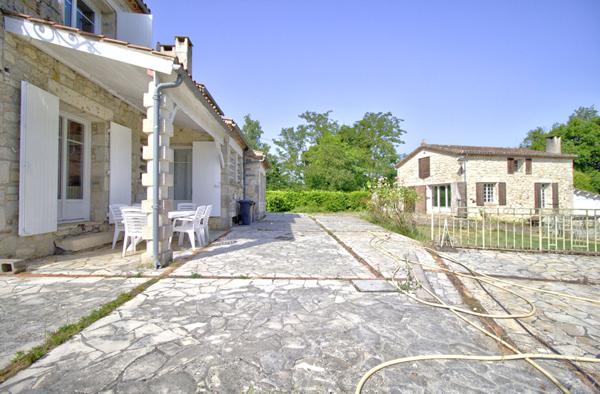 FOULAYRONNES - Ensemble immobilier de caractère de 315m² avec dépendance, garages et vue dans un environnement calme