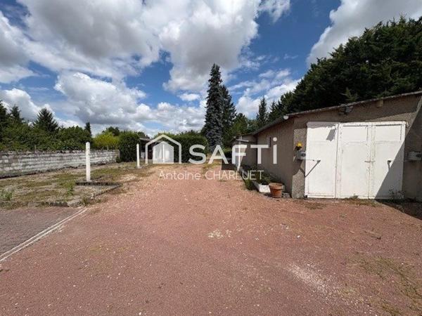 Maison de bourg 95m² - 3 chambres - dépendances - terrain 1243m²